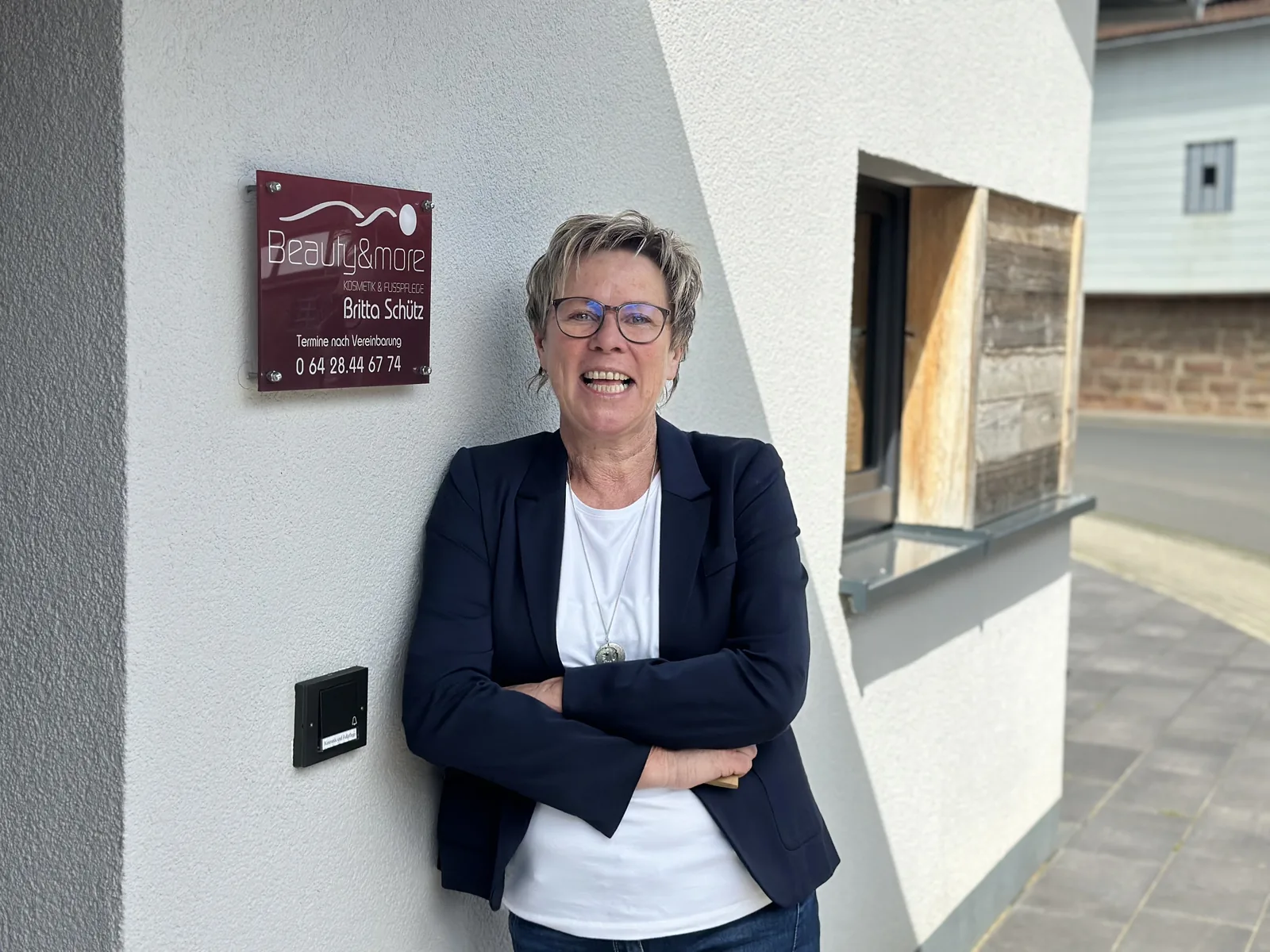Britta Schütz vor ihrem Kosmetikstudio Beauty & more in Stadtallendorf-Erksdorf